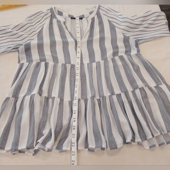 Staccato Gray and White peplum long sleeve v neck Blouse Size Small 100% Rayon - Picture 13 of 14